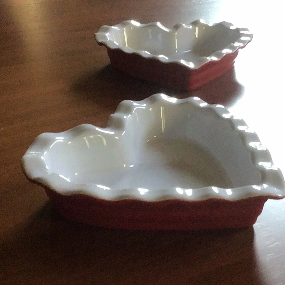Set of 4 Crate & Barrel red-and-white ruffled heart dishes, ceramic - new